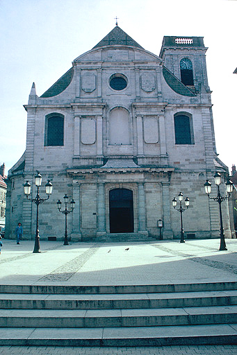 Façade principale à l'ouest.