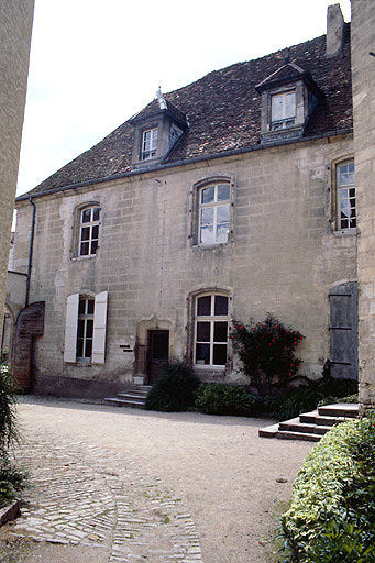 Façade est sur cour.