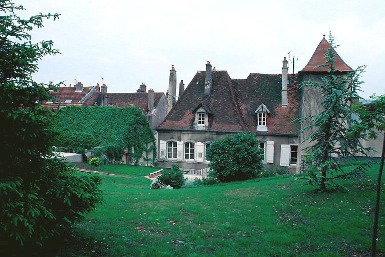 Vue depuis le jardin au nord.