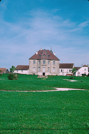 Corps de logis vu depuis le parc au sud.