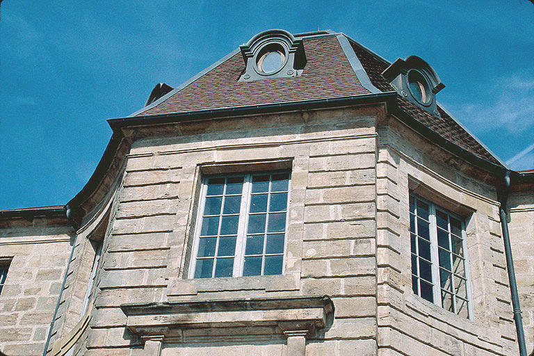 Corps de logis : avant-corps sud (détail).