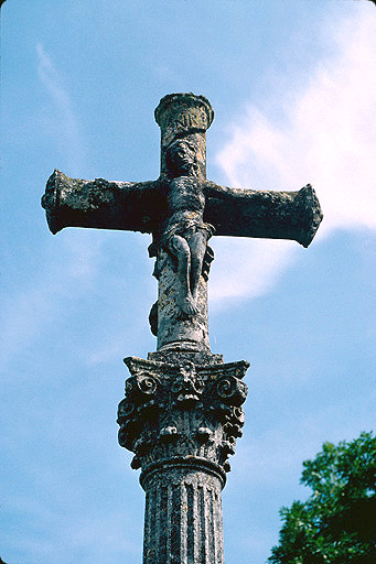 Croisillon : Christ en croix.