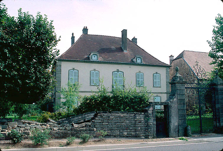 Vue d'ensemble depuis la route à l'ouest.