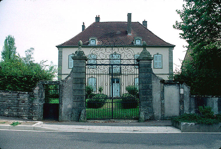 Portail d'entrée et façade ouest du corps de logis.