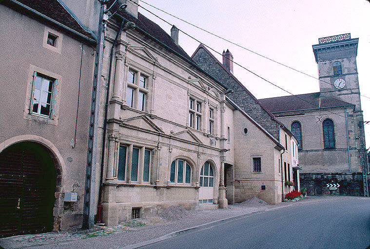 Façade sur la rue au sud.