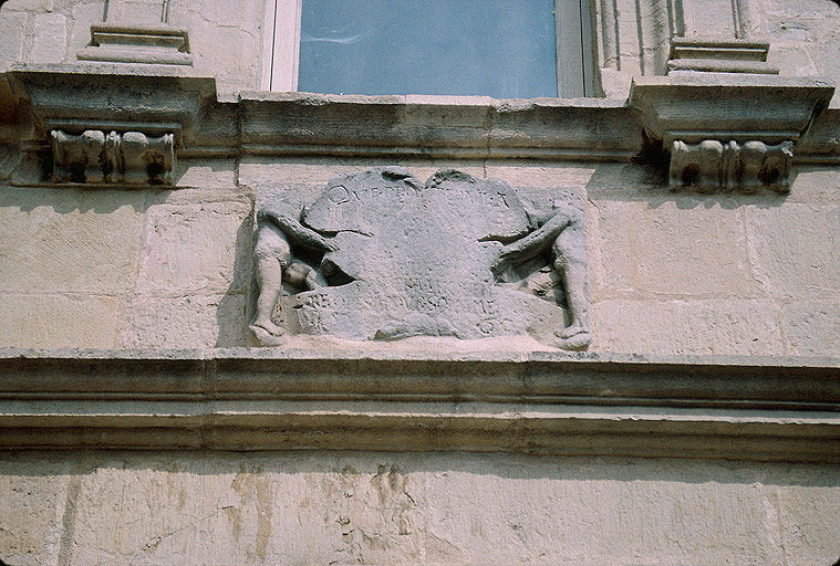 Façade sud : détail (inscription).