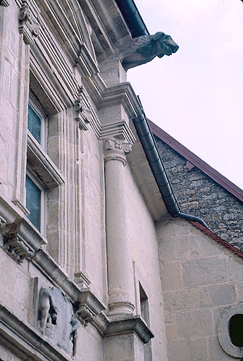 Etage : colonne et gargouille.