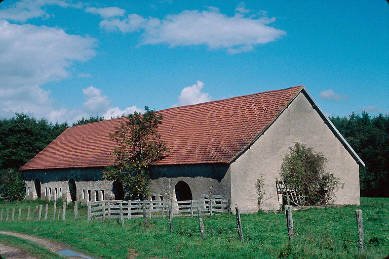 Bâtiment d'exploitation vu de l'ouest.