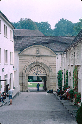 Portail d'entrée à l'ouest.