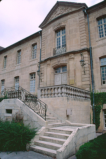 Corps de bâtiment est, avant corps central à l'ouest.