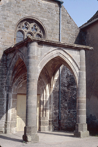 Porche de la façade ouest de l'église