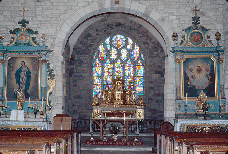 Eglise : arc triomphal et retables latéraux vus de la nef