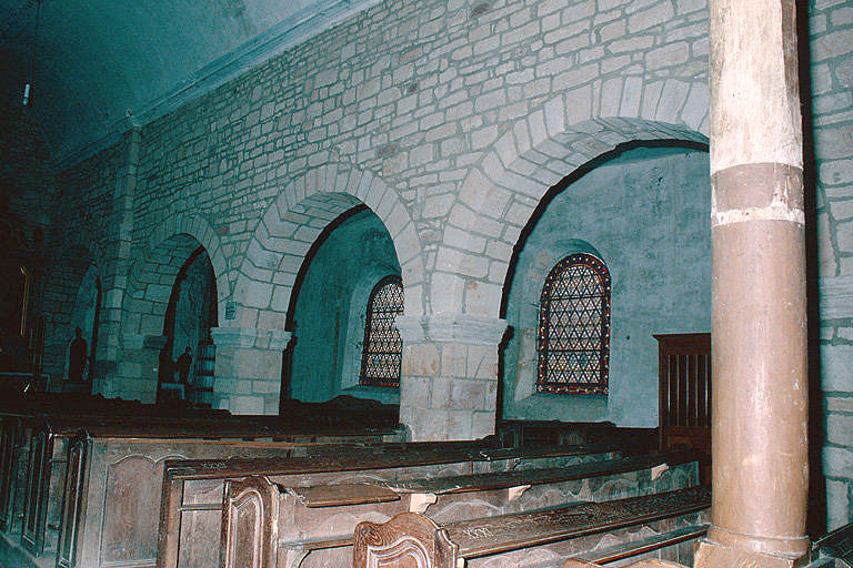 Eglise : nef vue en direction du bas-côté droit.