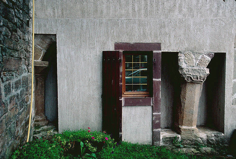 Maison Coeurdacier : corps de bâtiment ouest : vestiges d'arcades dans le mur nord près de l'église.