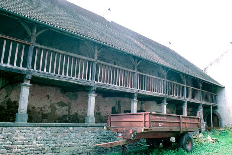 Maison Coeurdacier : corps de bâtiment sud : galerie face à l'église.