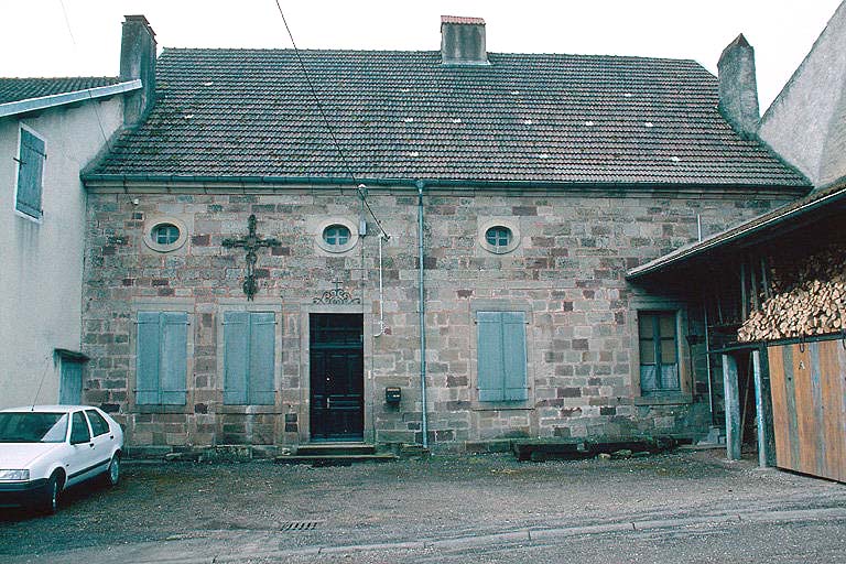 Façade sur rue au nord.