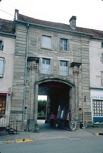 Entrée vue depuis la rue.