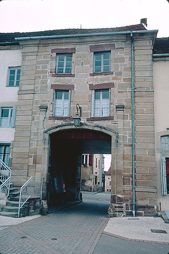 Porche vu depuis la cour.