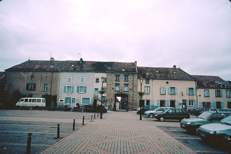 Vue d'ensemble vers l'entrée depuis la cour.