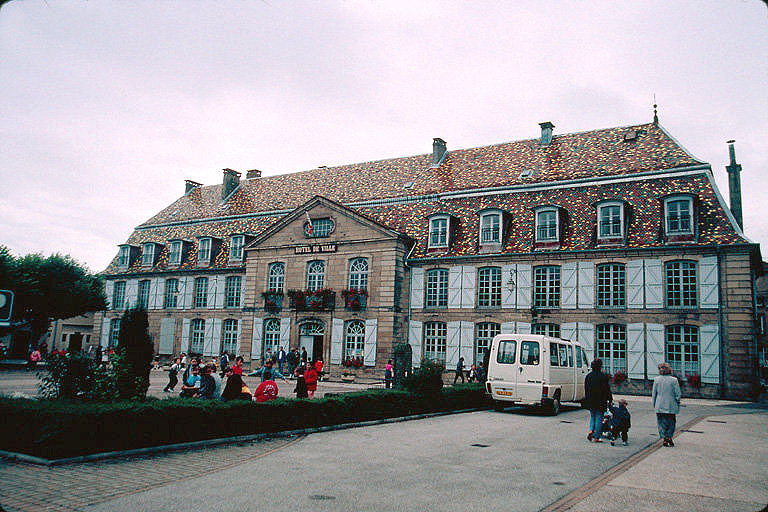 Corps de bâtiment sud vu depuis la cour.