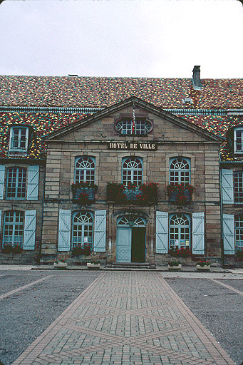 Corps de bâtiment sud : avant corps central sur cour.