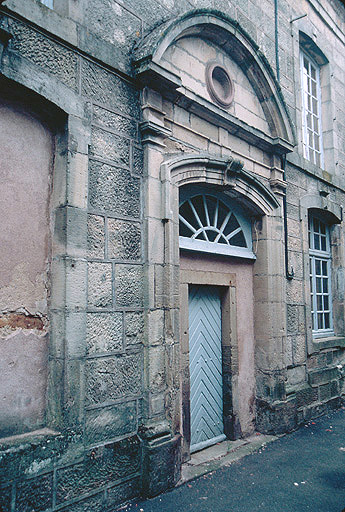 Corps de bâtiment sud : porte au sud.