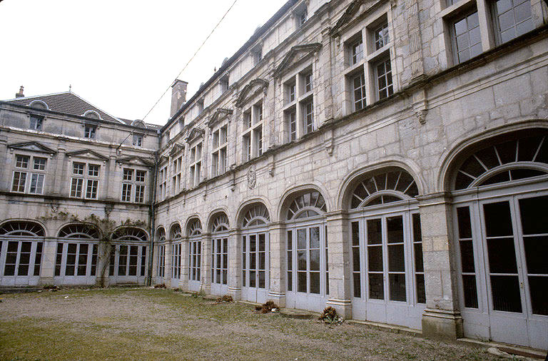 Façade nord et sa galerie.