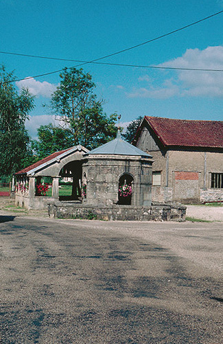 Fontaine à l'ouest.