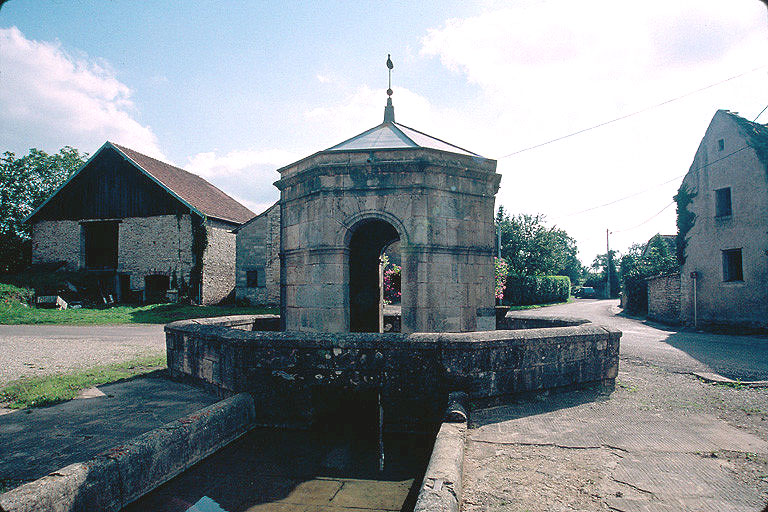 Fontaine vue depuis le lavoir à l'est.