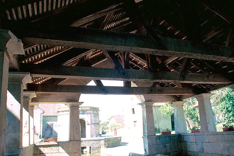 Lavoir vu vers la fontaine à l'ouest.