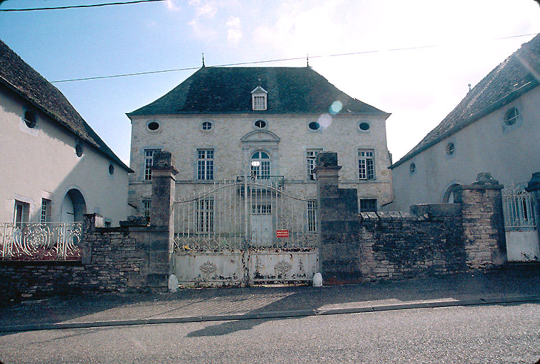 Corps de logis sur cour.