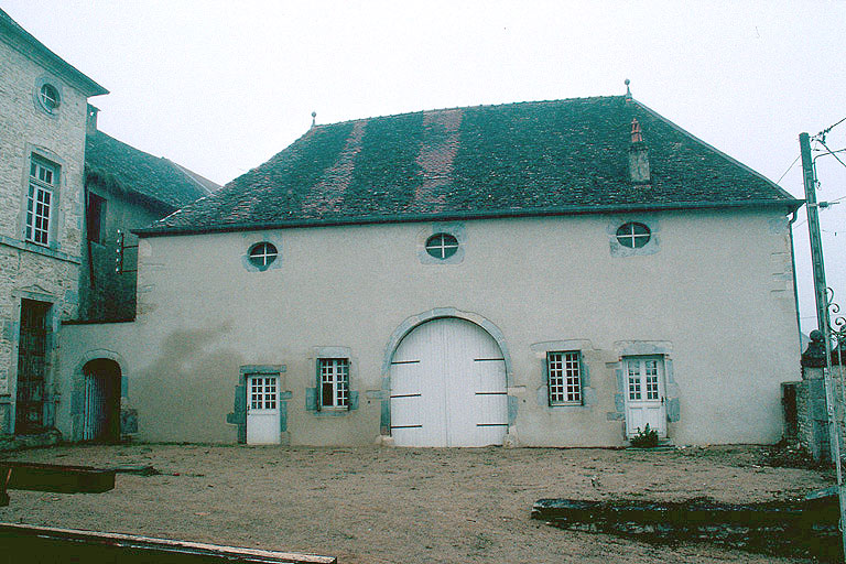 Communs au nord de la cour.