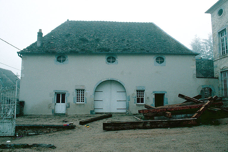 Communs au sud de la cour.