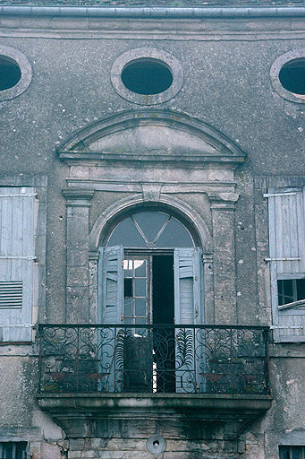 Façade ouest sur le corps de logis : détail de la baie centrale à l'étage.