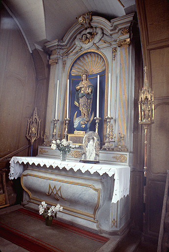 Autel et retable de la première chapelle latérale gauche.