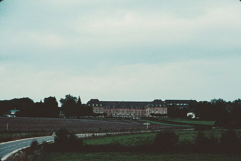 Vue lointaine : élévation sud.