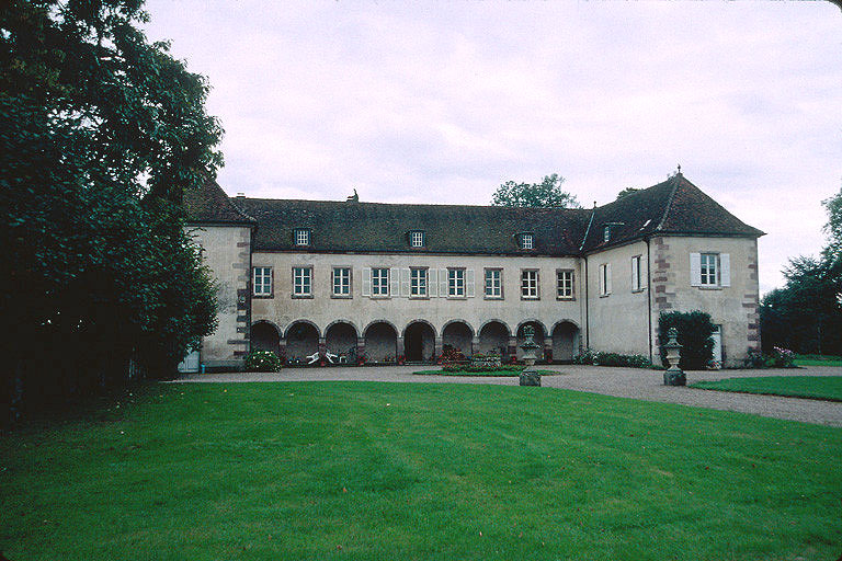 Façade sur cour au nord.