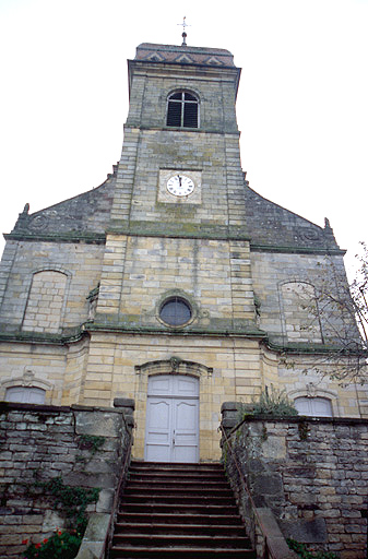 Clocher-porche à l'ouest.