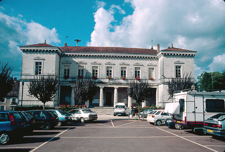 Elévation sud depuis la place.