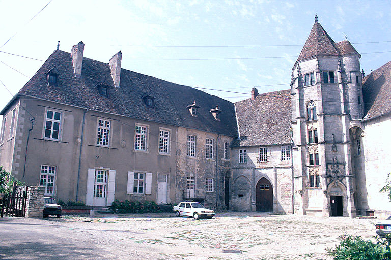 Aile gauche sur cour.