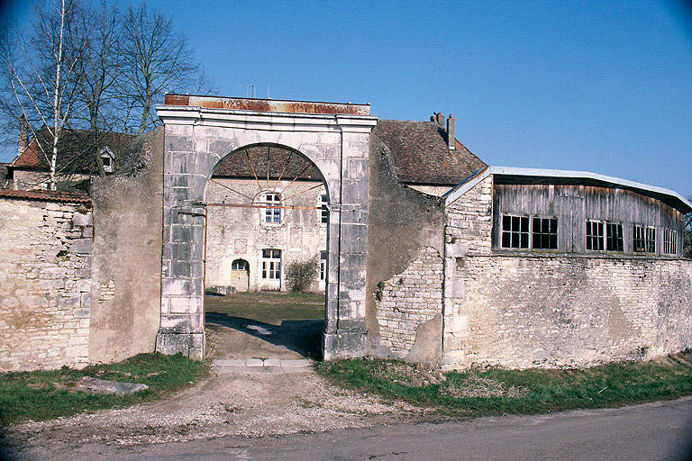 Entrée de la cour au sud-est.