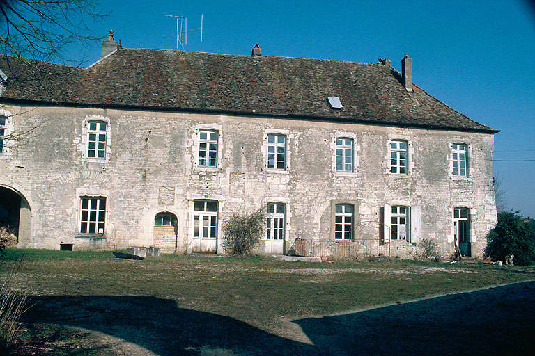 Façade sur cour de l'aile est.