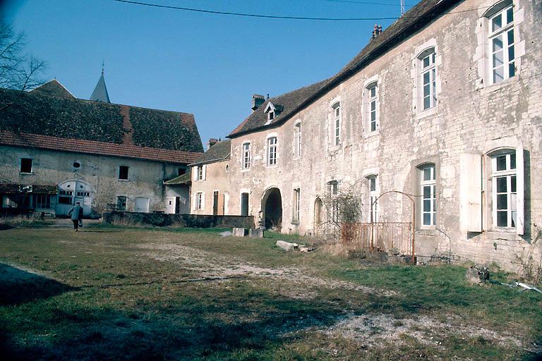 Vue vers l'aile ouest dans la cour.