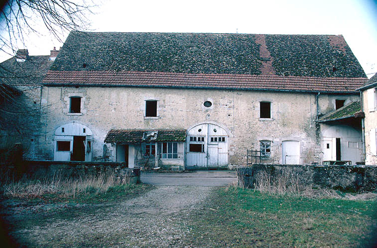 Corps de bâtiment ouest dans la cour.