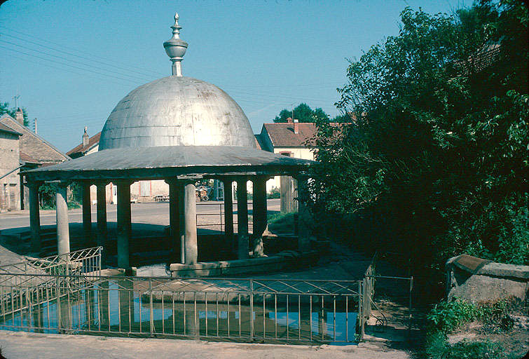 Vue depuis la fontaine.
