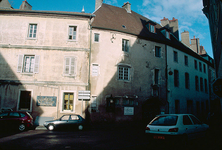 Façade sur rue au sud.