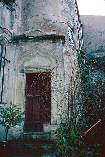 Entrée de la tour d'escalier au nord dans la cour.