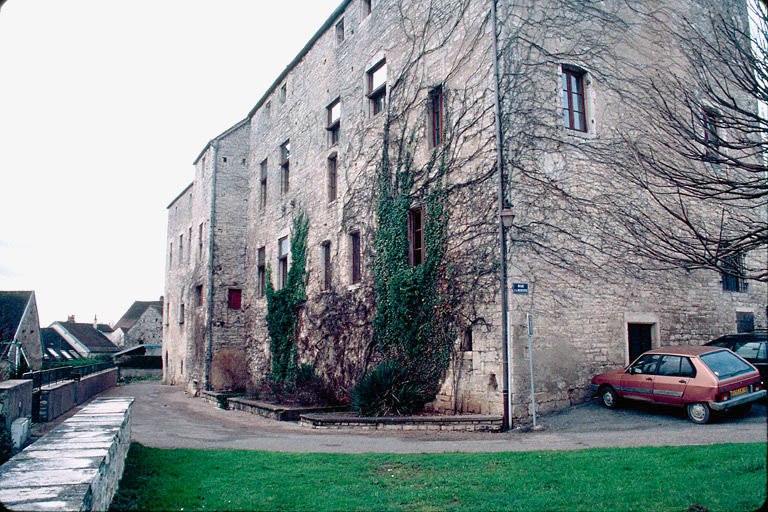 Façade est vue du nord.