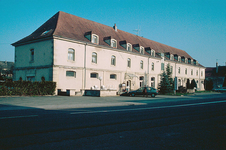 Façade sud sur la place.