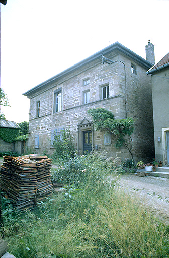 Façade ouest sur la rue.